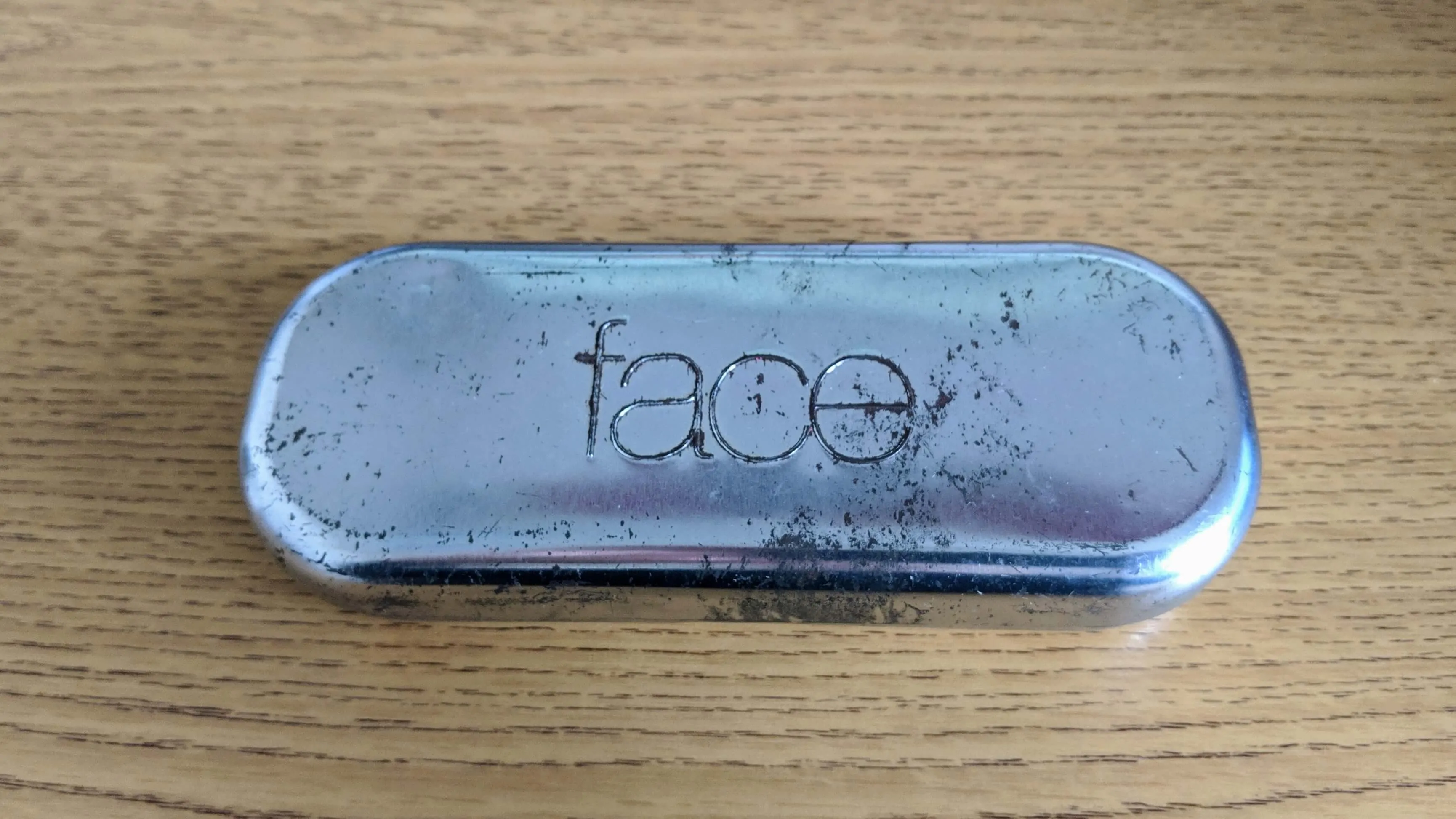 A tin for storing used razor blades